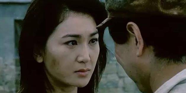 1997年,进入内地发展,参演上影厂拍摄的影片《燃烧的港湾》.