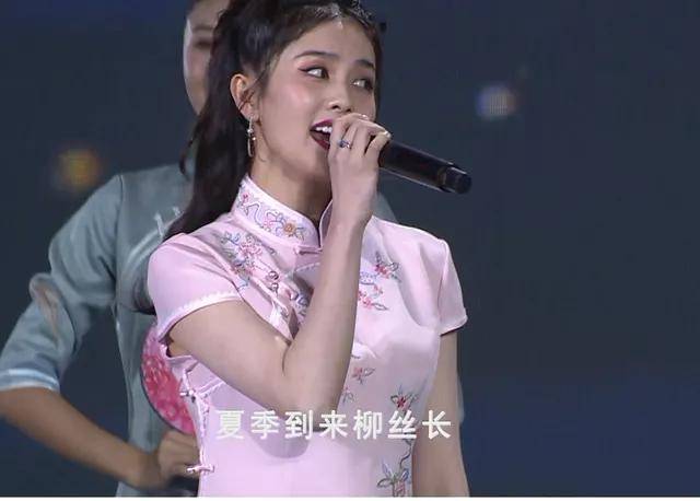 戚薇|金鸡奖开幕式女明星齐穿旗袍：戚薇像绿孔雀，金莎太圆润