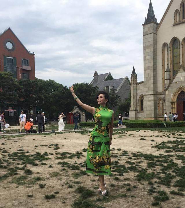 朱军妻子美貌不输董卿,是一名舞蹈演员,比朱军还要小六岁_谭梅