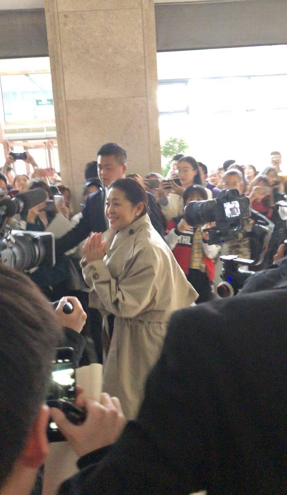 黑色|倪萍终于高调美回来,卡其色长风衣搭配阔腿裤气场开挂,哪像60岁