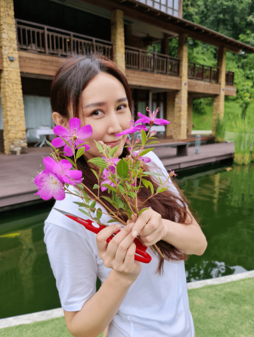 胡静真|胡静真没“阔太架子”，白T恤搭配半身裙简约温柔，低调随性