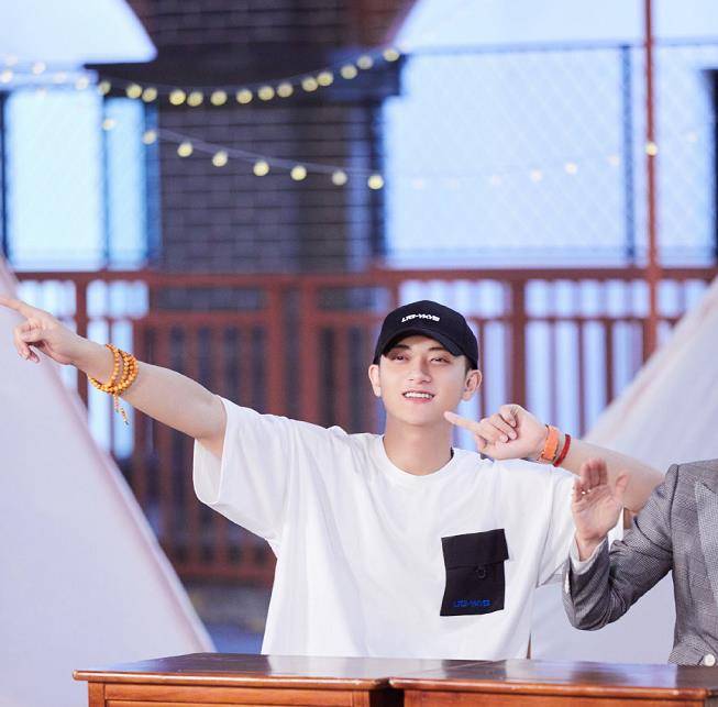 陶虹|黄子韬晒《萌探》家族合照，直言少了杨紫不够完美