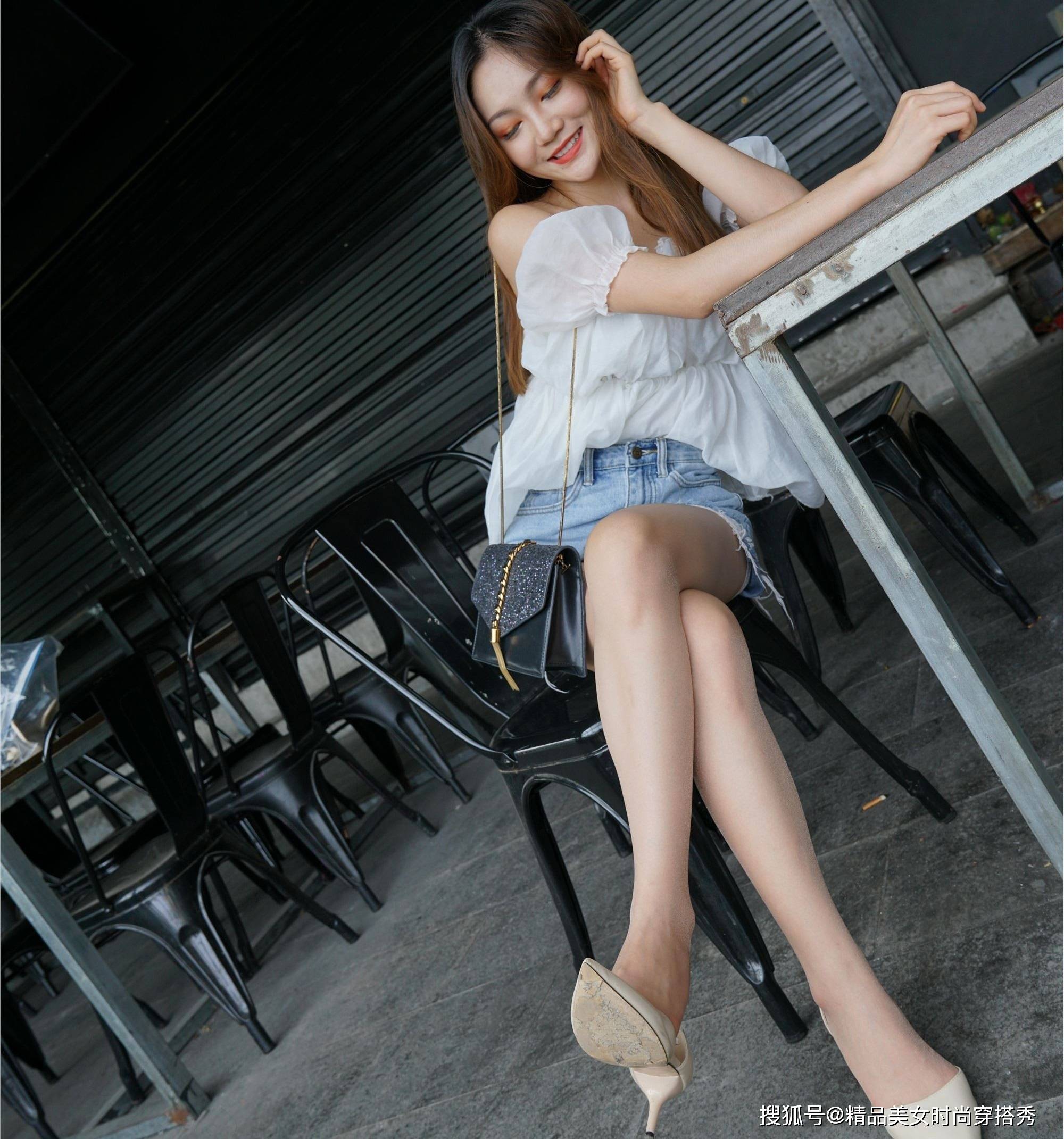 高跟鞋|半身裙怎么搭配？一字肩雪纺上衣搭配牛仔裙，优雅随性不失女人味