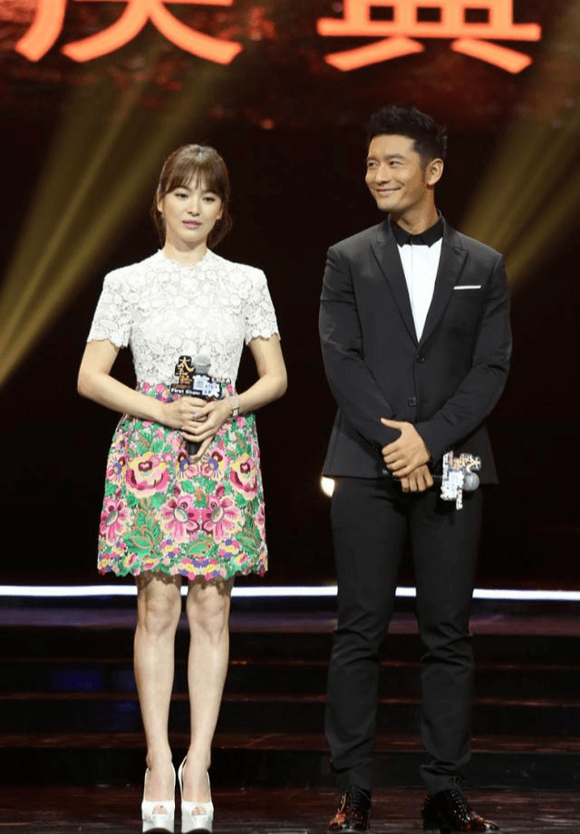 黑色|宋慧乔气质绝了!穿一件白色蕾丝上衣搭配印花半身裙,高级优雅