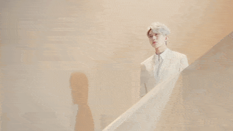 西装|?男星彩妆太油腻!张艺兴像年画娃娃，灵超的病态妆让人直呼可怕