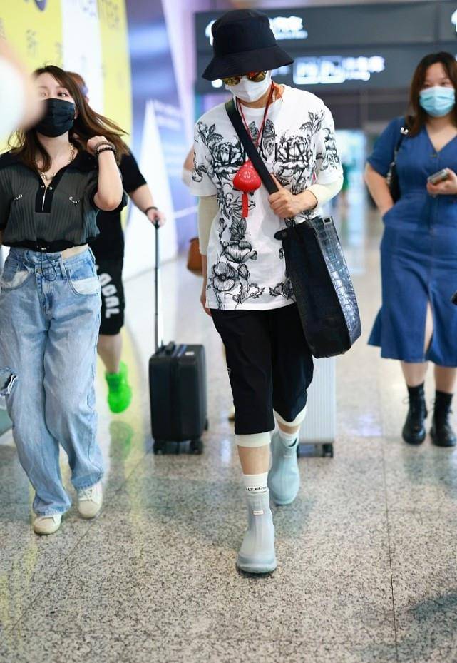 宁静|宁静太酷了，穿印花短袖T恤搭黑色短裤，比男生感觉还帅气！