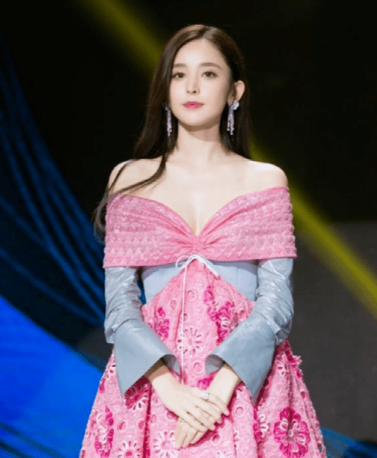 何穗|红毯的“村”造型：杨幂身挂渔网，刘亦菲红配绿，超模何穗也翻车