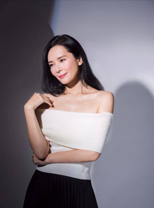 41岁郭羡妮罕见晒照素颜皮肤超嫩像二十女儿五官随她太优越