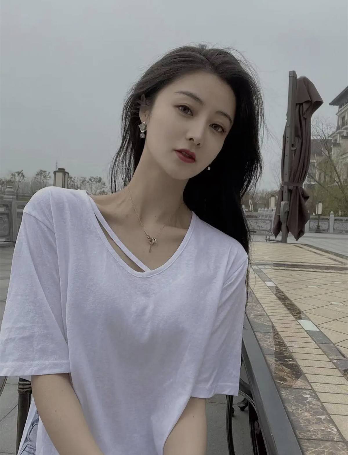 设计|锁骨T恤耍点“小心机”,让这个夏季充满了诱惑力