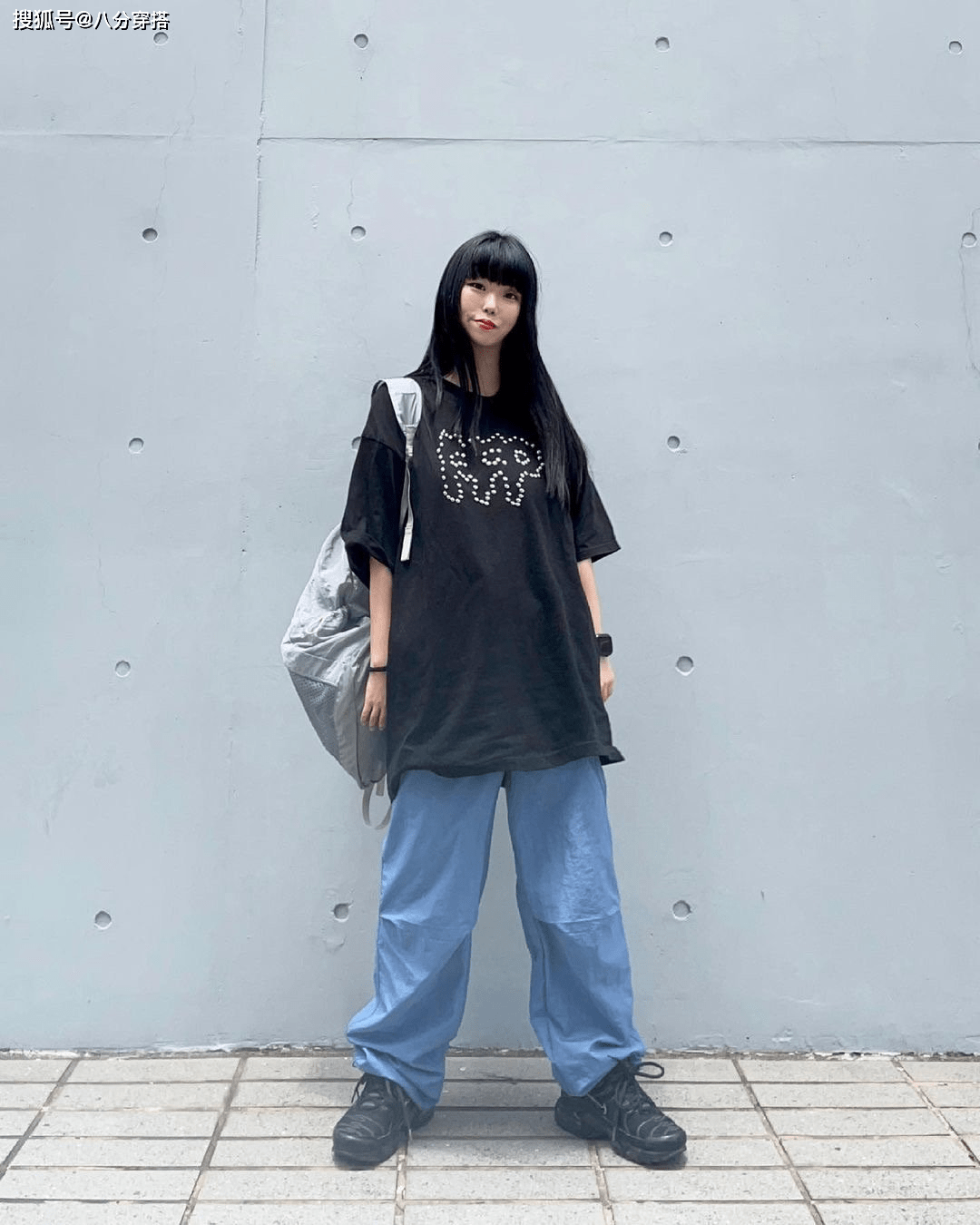 棕色|蒋勤勤真没明星架子，棕色T恤配牛仔裤简约休闲，和普通人没差别