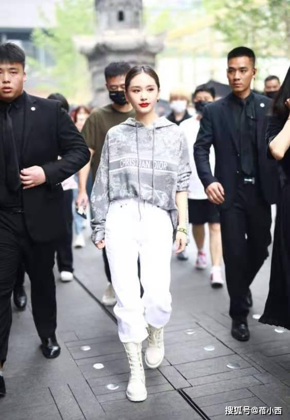 显高|王子文果真擅长“显高术”，穿印花卫衣配白色裤子，气场不输超模