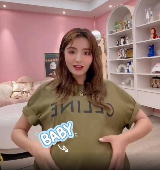 体重|麦迪娜手捧8个月孕肚，自曝孕期便秘严重，被网友催生三胎很崩溃