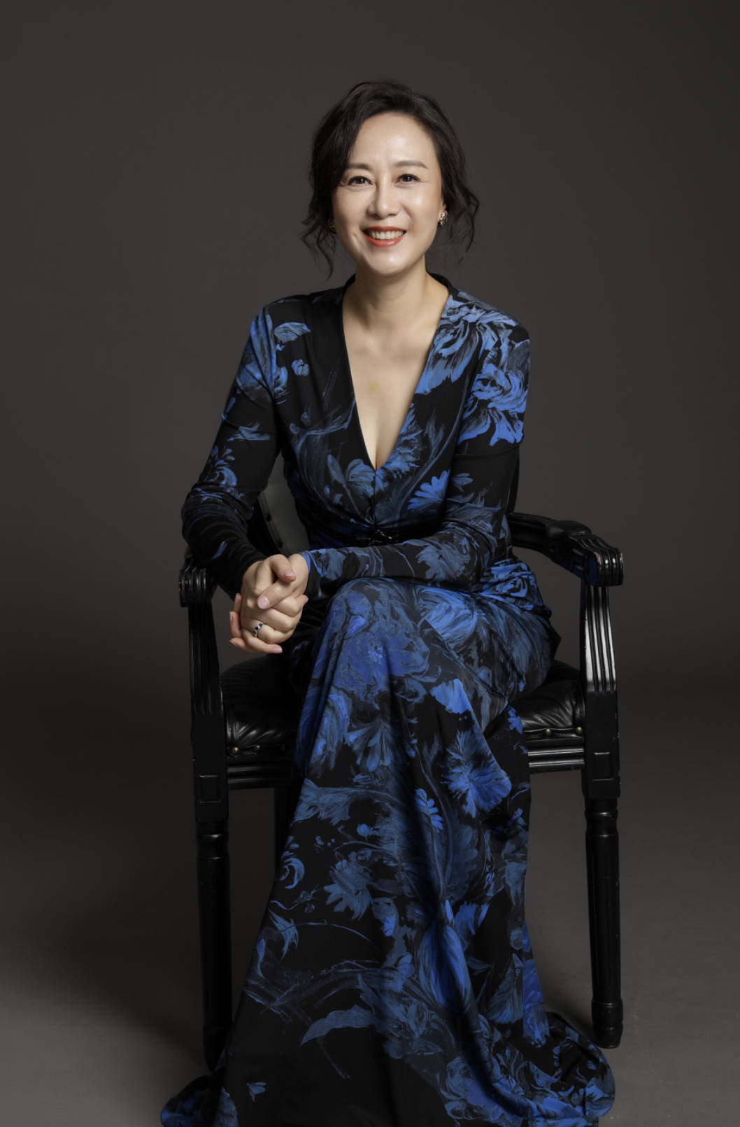 视觉|吴玉芳认真打扮挺贵气,穿黑色吊带裙优雅高级,老阿姨也是洋气人