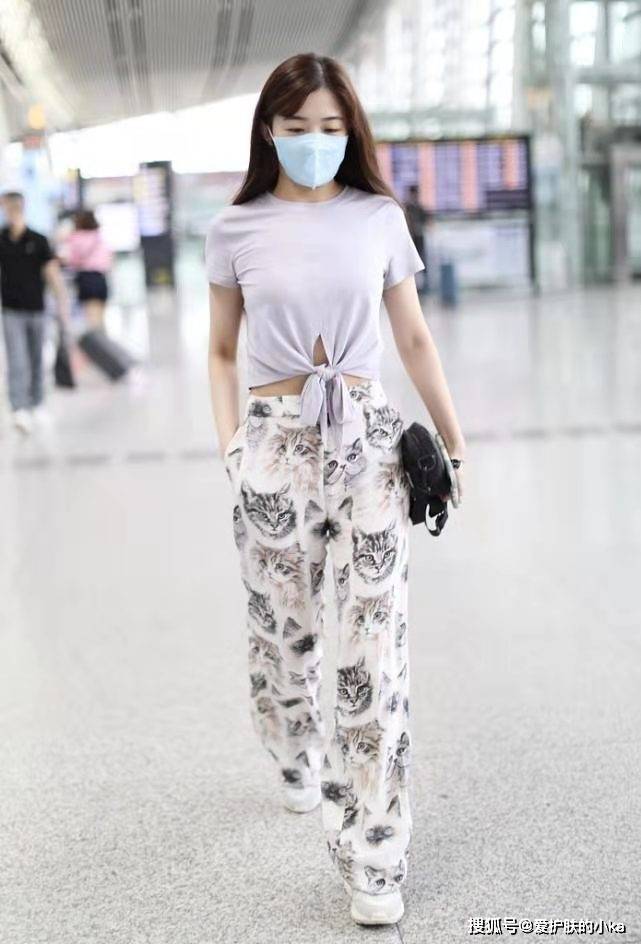 短裤|张含韵保养太好了，穿连体裤照样像个小女孩，出道18年一点没变