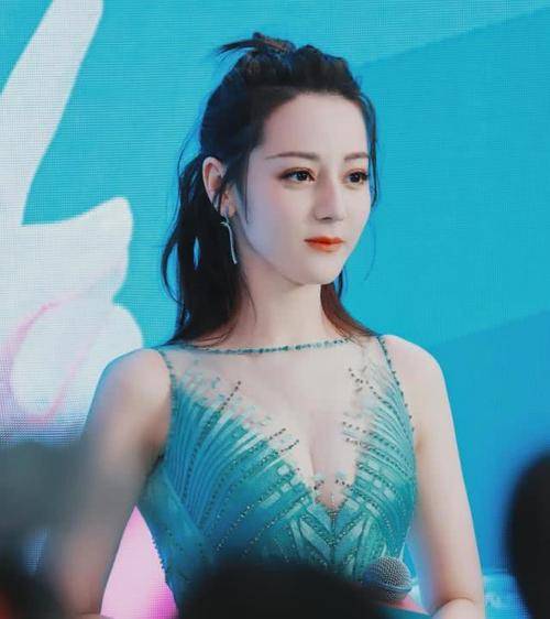 浅绿色|迪丽热巴穿着一件浅绿色的低领长裙参加活动,秀出了身材优势。