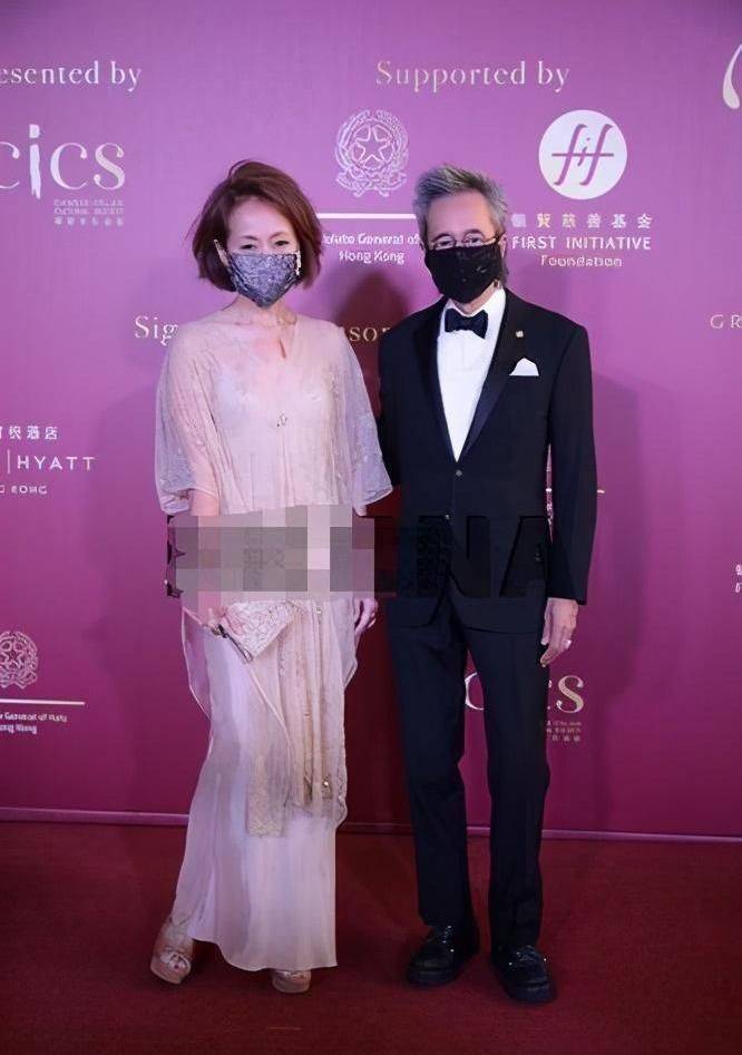 叶童|叶童穿紧身裙肚腩泛滥，却只敢踩双运动鞋，58岁老得一点不真实！