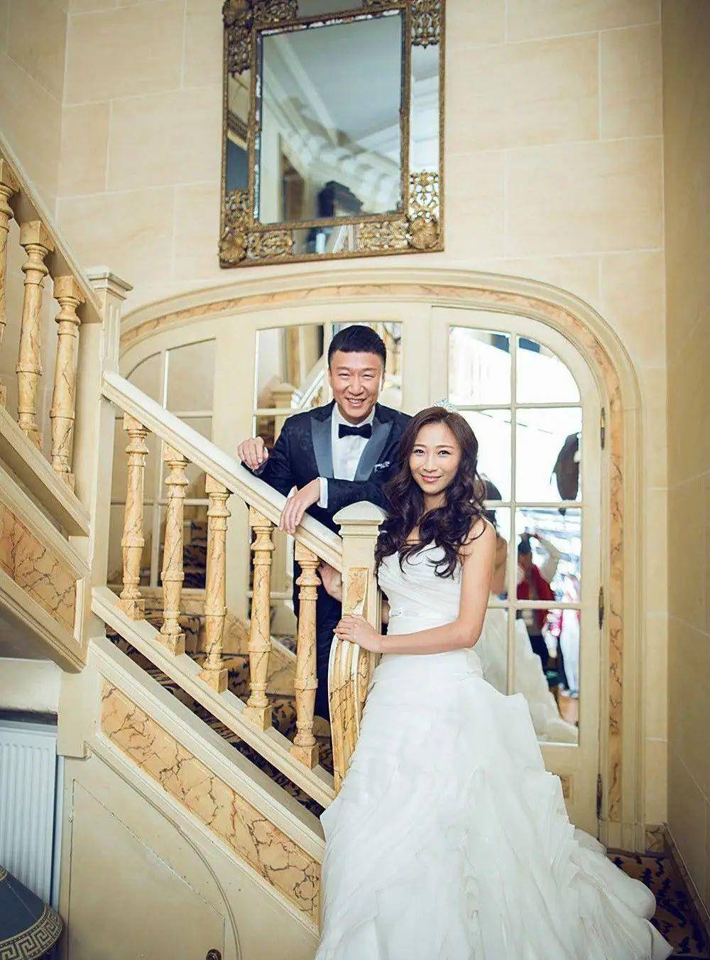 短裙|孙红雷小15岁老婆真会穿，墨绿短裙搭黑大衣，高贵又高级