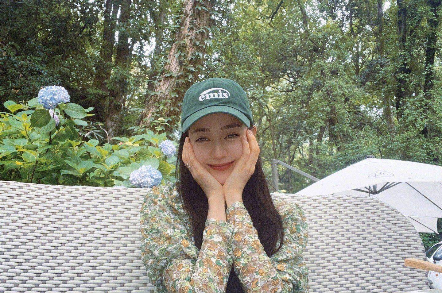 那一片|迪丽热巴晒田园绿洲九宫格照片，宛如丛林里的精灵美女