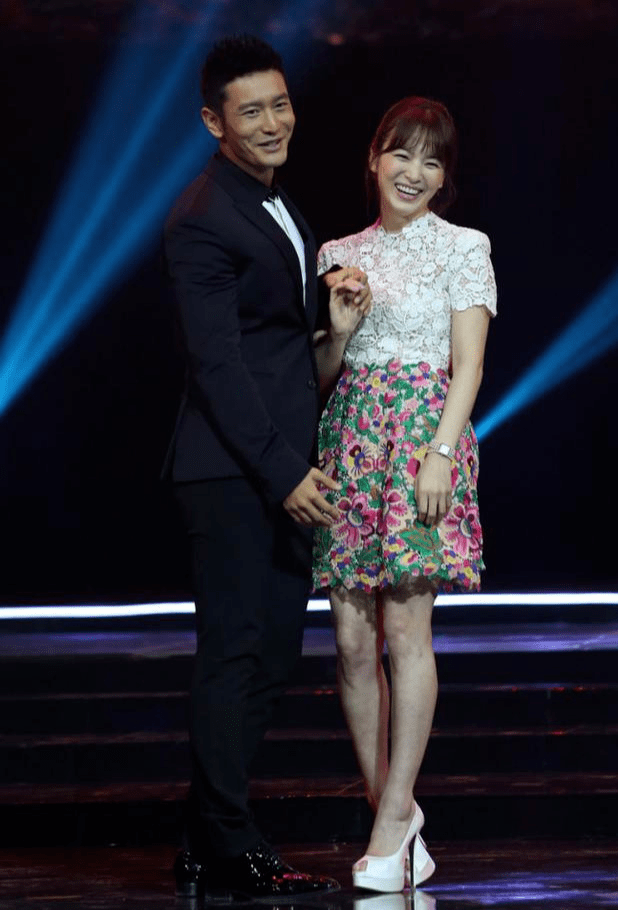 黑色|宋慧乔气质绝了!穿一件白色蕾丝上衣搭配印花半身裙,高级优雅