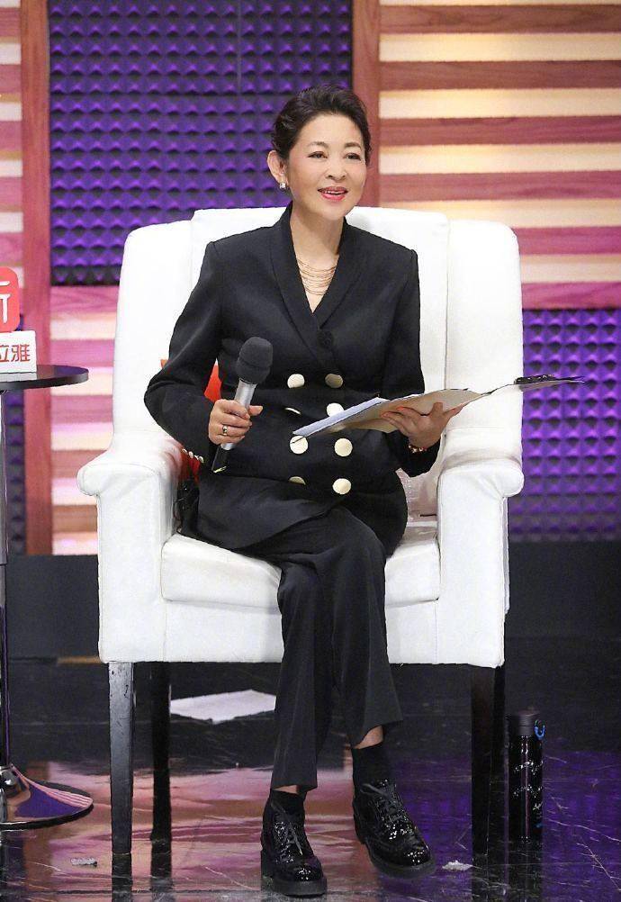 黑色|倪萍终于高调美回来,卡其色长风衣搭配阔腿裤气场开挂,哪像60岁