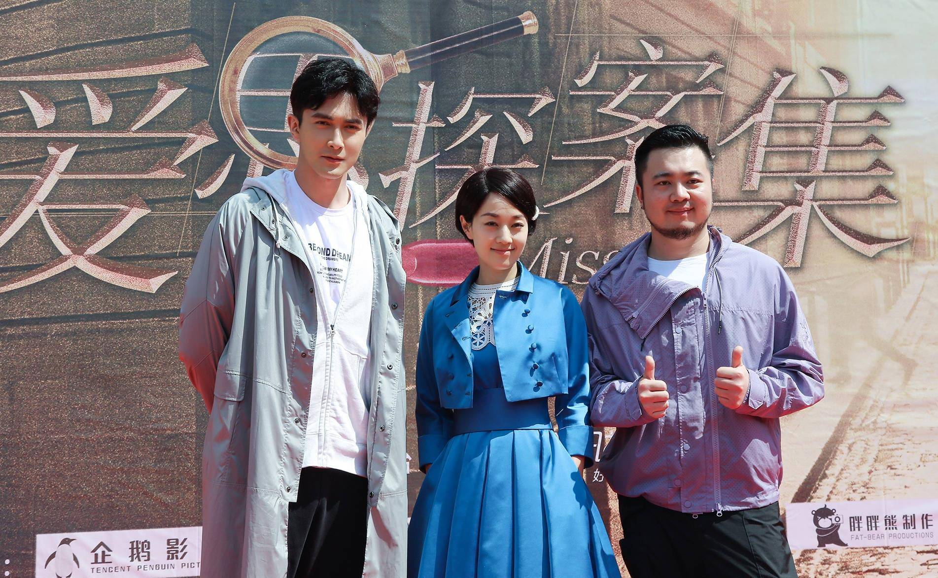 马伊琍|马伊琍一袭缎面蓝裙气质出众，新发型戴珍珠发卡，换民国风美极了