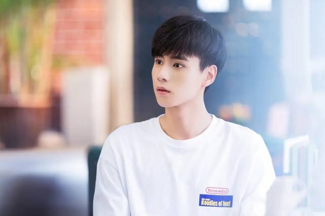 钟楚曦|胡一天钟楚曦“决裂”？白富美死贴穷二代，湖南卫视可真敢拍