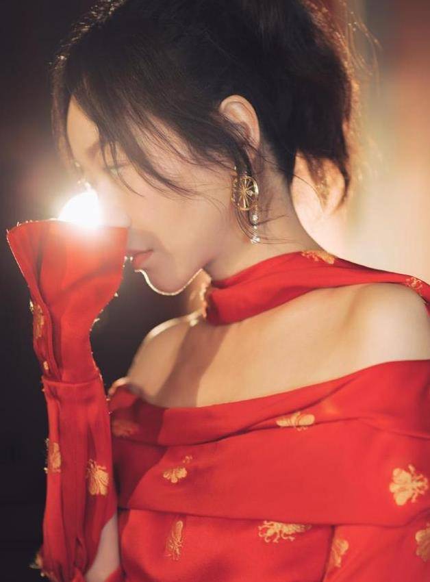 服装|闫妮“逆生长”，穿的衣服开很大的洞，扎高马尾越看越可爱