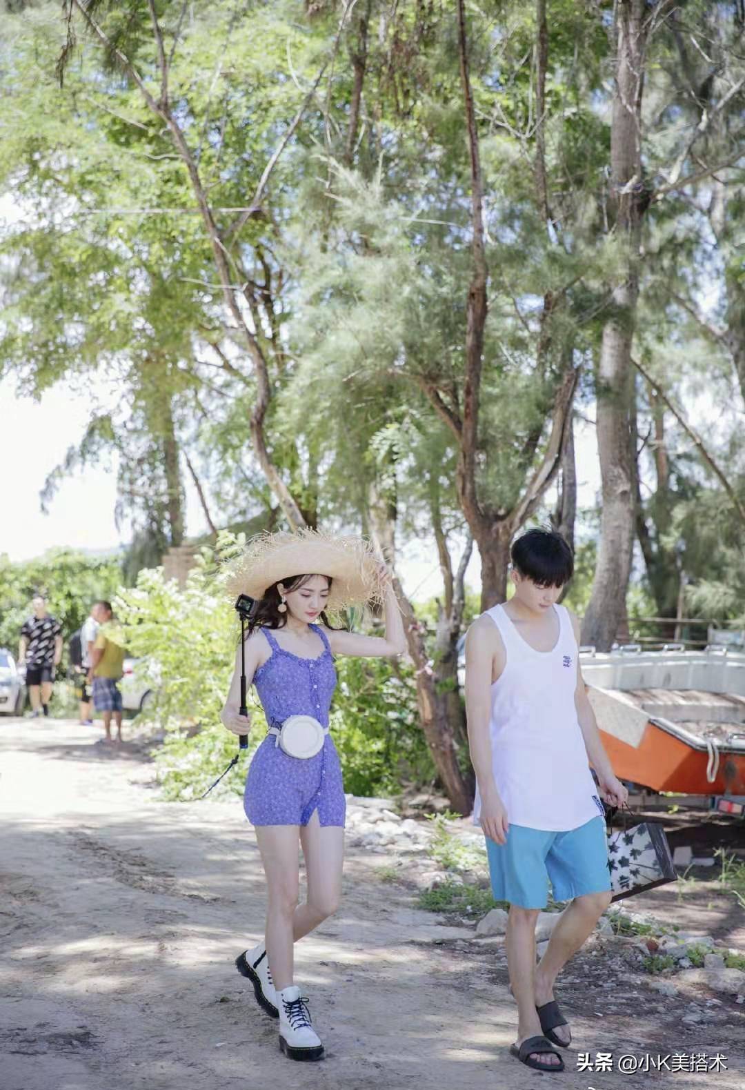 颜色|徐璐与张铭恩三亚游玩,穿吊带碎花裙甜美,还与关晓彤撞款不撞色