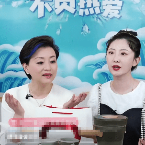 显得|杨澜越老越假，穿的再知性挑染发赶时髦，也50多岁难掩脸上老态！