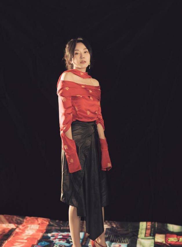 服装|闫妮“逆生长”，穿的衣服开很大的洞，扎高马尾越看越可爱