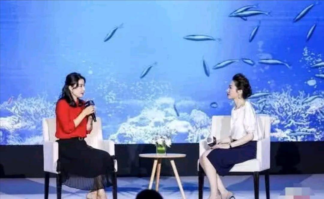 一身|阔太郭晶晶难得高调，一字肩白裙秀身材，鸽子蛋大的往下掉