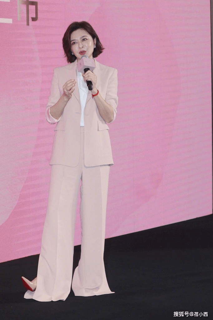 黑色|关之琳又嫩出新高度，穿T恤配牛仔裤走机场，说她只有30岁我都信