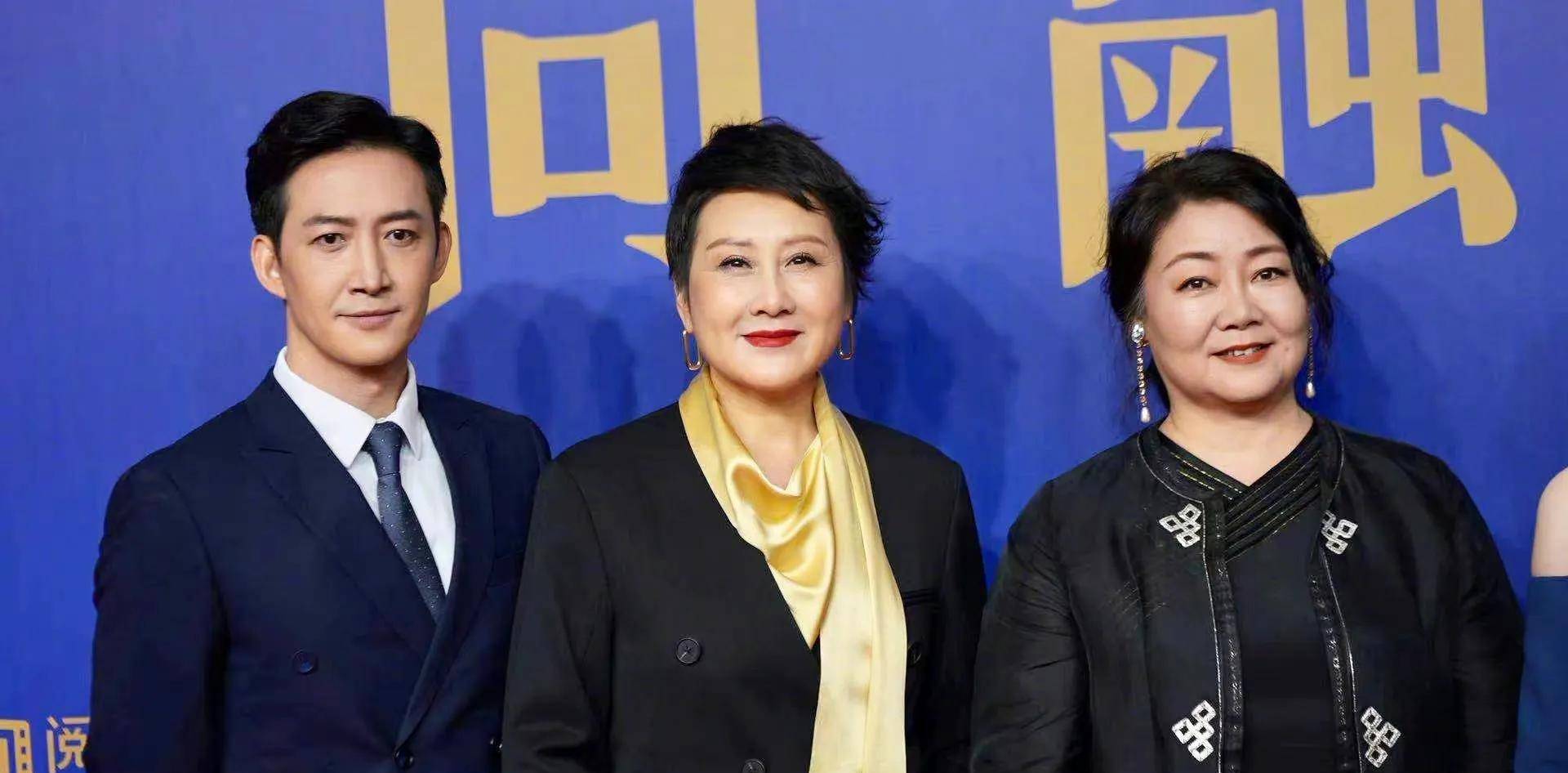 黑色|童瑶倪妮现身发布会！童瑶黑白配又壮又土气，倪妮内衣外穿更撩人