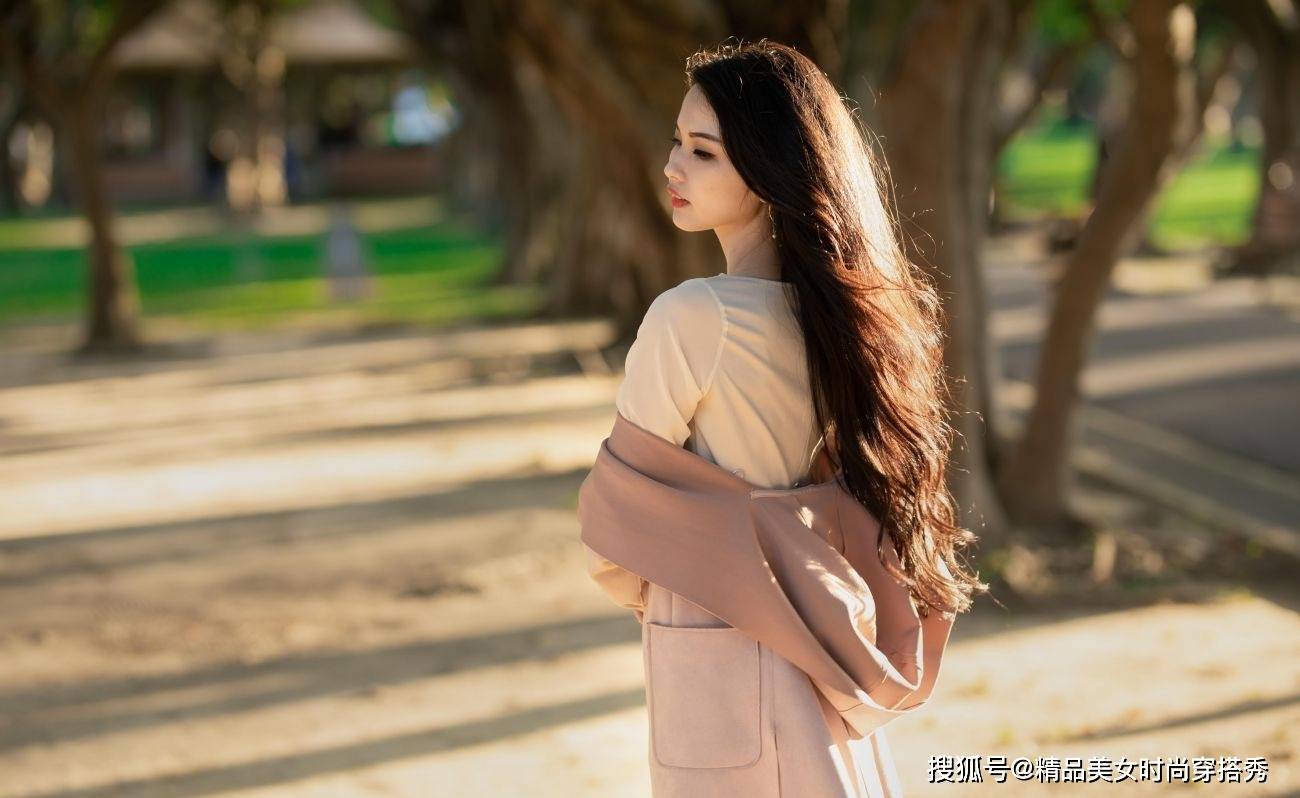 妹纸|简约米色连衣裙，无需任何的装饰也能尽显优雅的甜美感觉