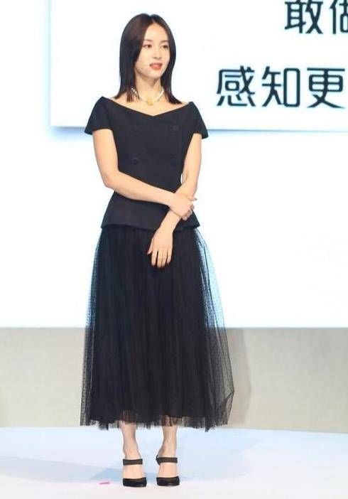 设计|王子文胆子不小,1米59敢穿显腿短的靴子,还好红色连体裤加分了