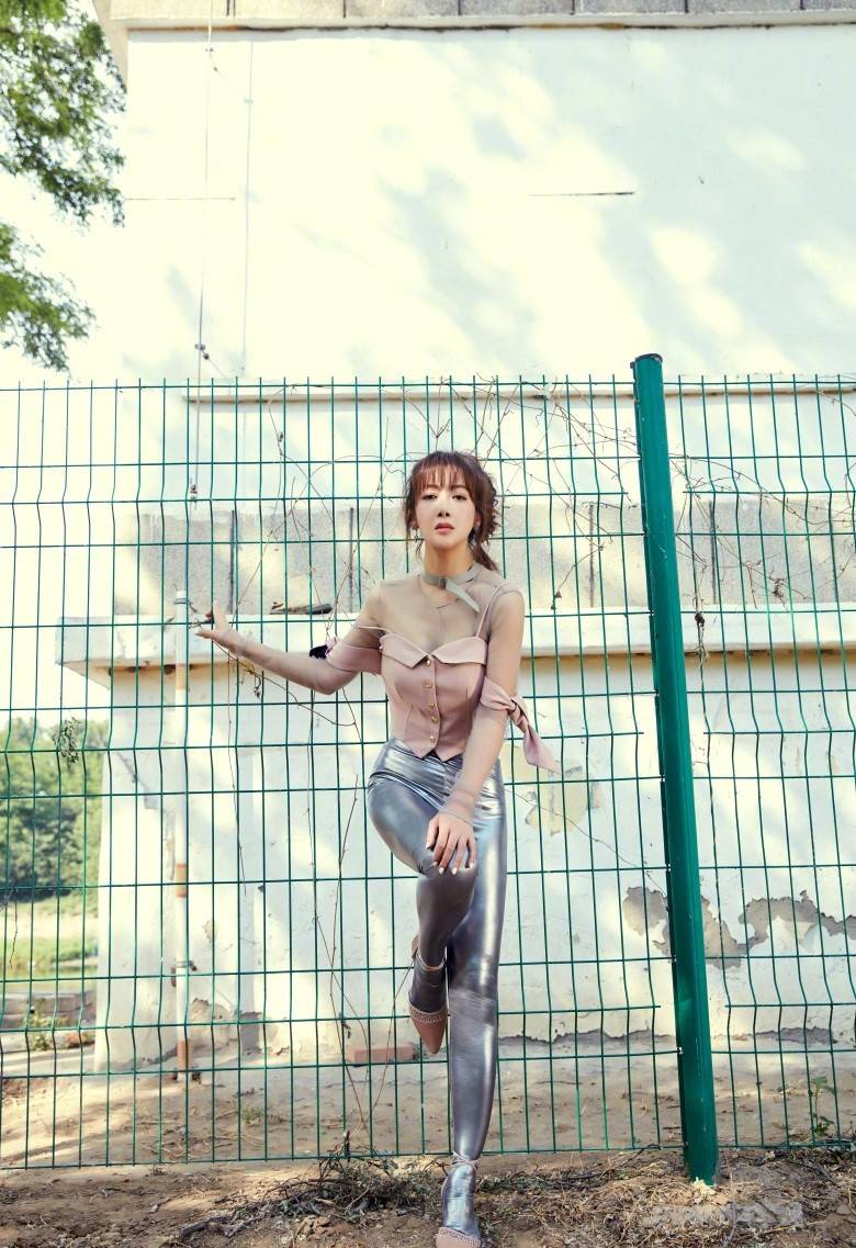 写真照|陈紫函写真照曝光，穿粉色亮片裙躺桌子上，身段姣好美成人鱼