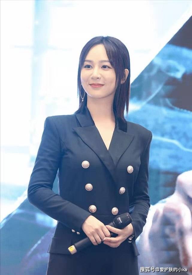 黑色|杨紫美出新高度，一身黑色职业装打扮，这高级气质挡都挡不住