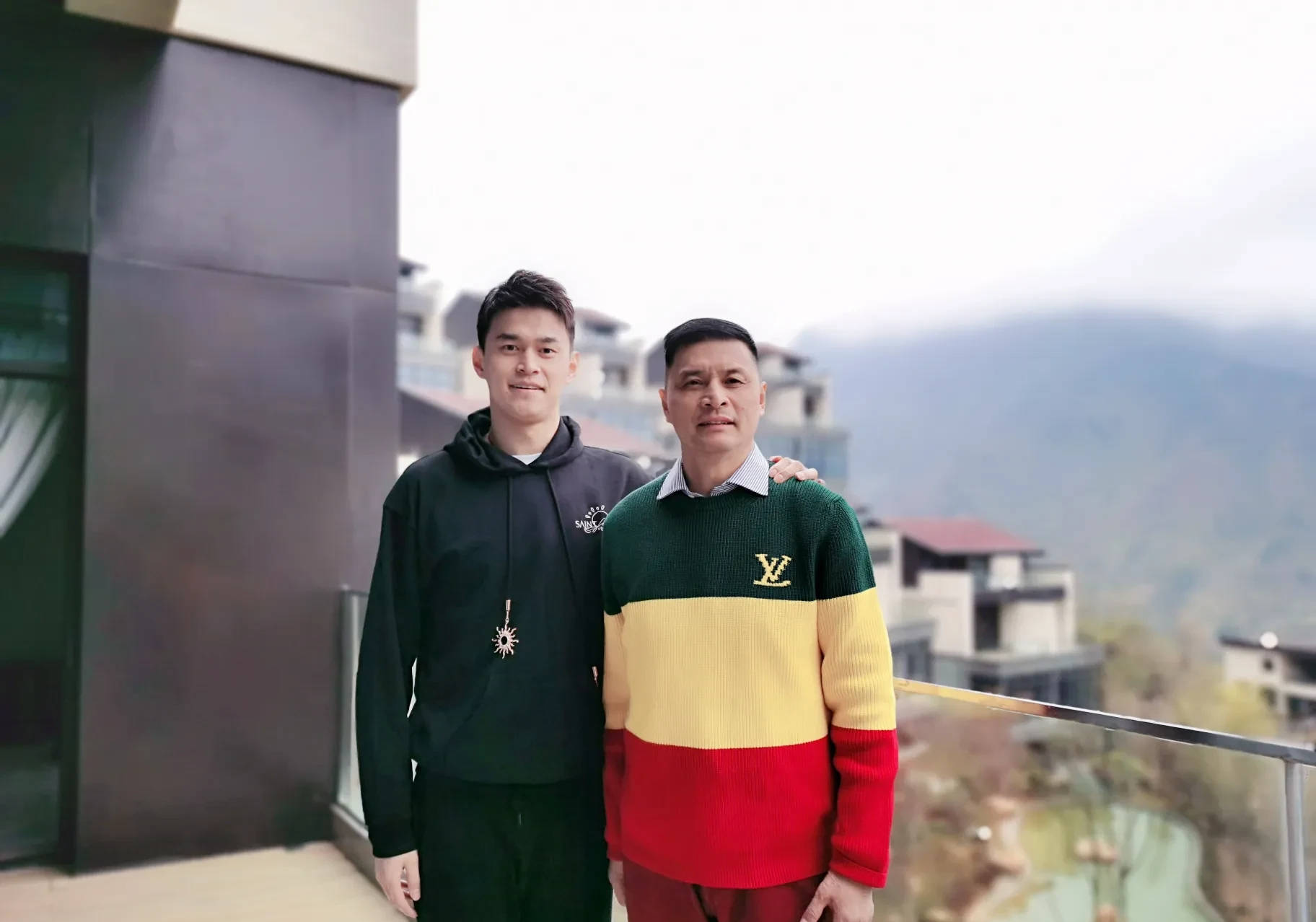 主动|孙杨走出来了！禁赛后与3兄弟水上狂欢，老爸陪其玩“摩托艇”