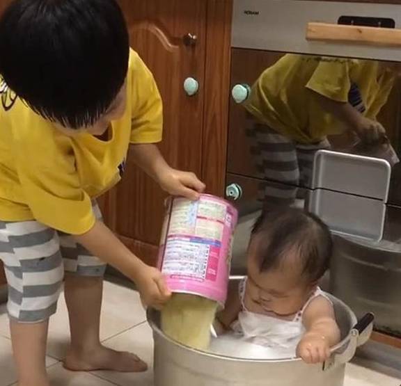 什么|4岁哥哥把1岁弟弟放到锅里，看到旁边的配料，宝妈真是欲哭无泪
