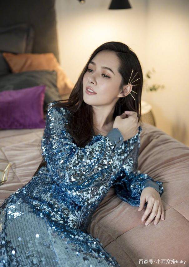 一身|混血儿郭碧婷，长卷发配蓝色亮片裙神似美人鱼，分外迷人！