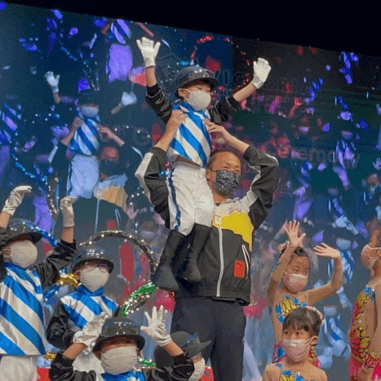 风流|郑中基儿子幼儿园毕业，曾和阿sa风流隐婚，今却是好爸爸好丈夫？