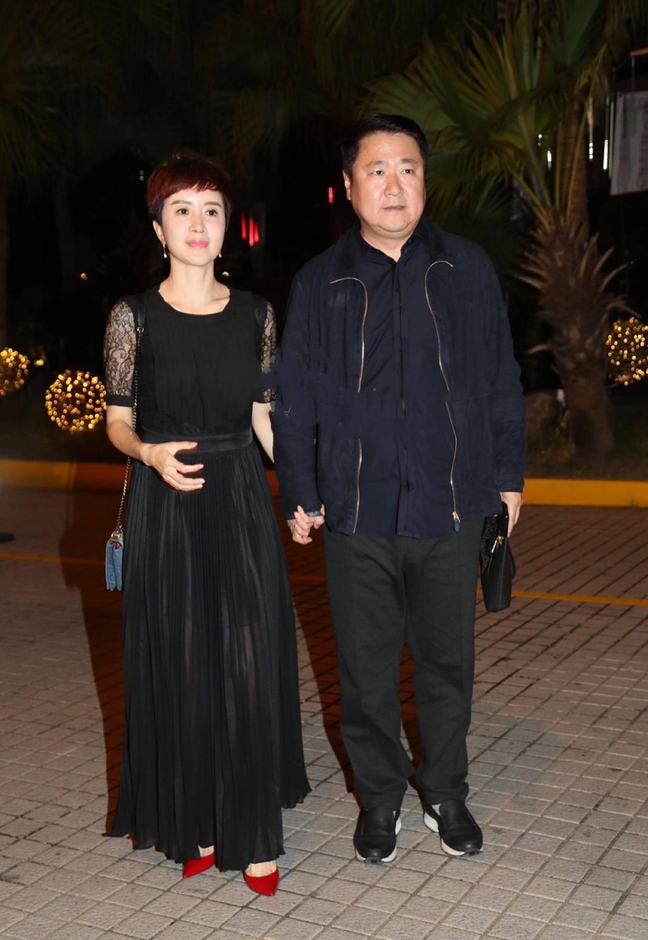 老公|金巧巧携老公现身，一袭百褶裙气质出众，48岁老公休闲装好接地气