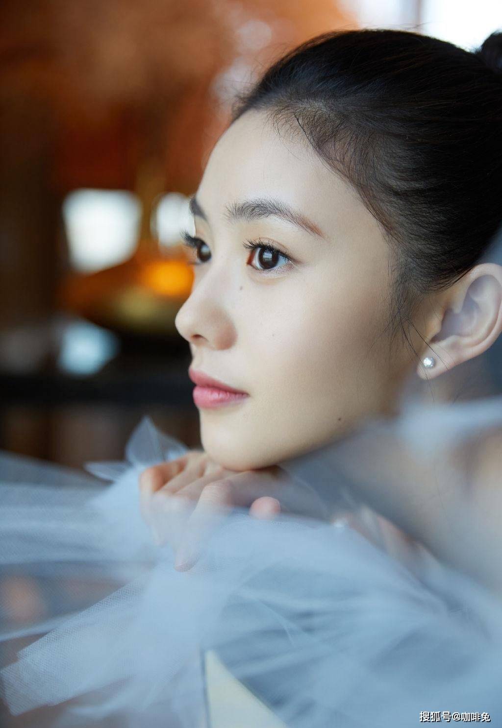 香芋|“谋女郎”刘浩存的时尚品味真不错，未来可期，颜值艳压章子怡