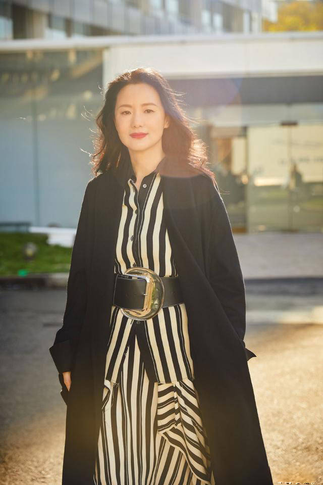 王丽云|49岁咏梅摘得影后桂冠，故意穿紫色长裙气场强大，果然一夜爆紫
