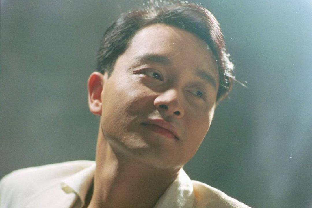 张国荣前女友现身捞金,如今60岁依旧不服老,浓妆艳抹太抢镜