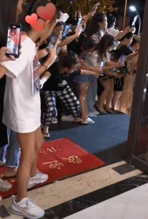 林佳陵|张庭跳天鹅舞打扮靓丽四肢修长,女儿却穿着邋遢,被嘲不是好妈妈