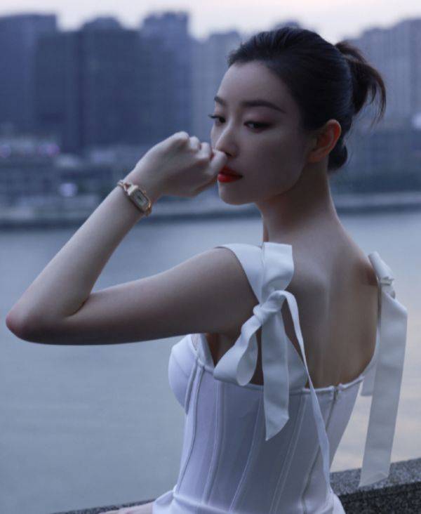 有种"人鱼身材"叫倪妮,当她身穿吊带裙后,秒成"内娱最美"_造型