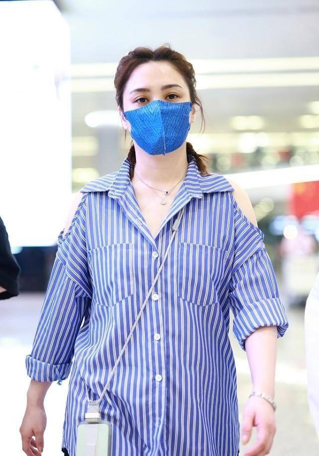 服装|阿娇、阿Sa合体现身机场，休闲搭配和随性，状态看着都挺少女