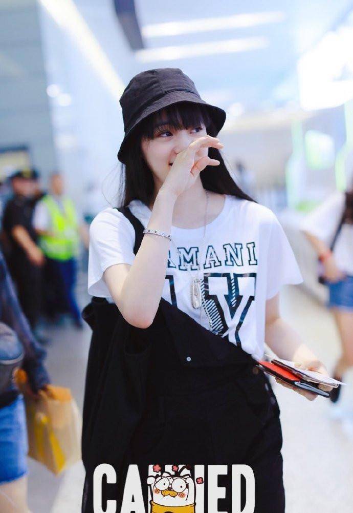 因为|欧阳娜娜看起来还是很娇嫩的！婴儿肥脸+吊带裤，学生范都出来了