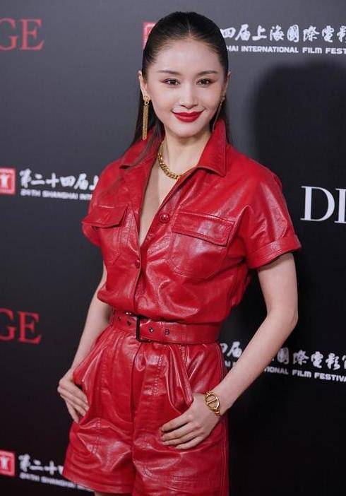 设计|王子文胆子不小,1米59敢穿显腿短的靴子,还好红色连体裤加分了